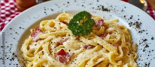 Description of tasty carbonara pasta seasoned with black pepper