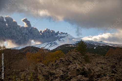 Obraz na płótnie Eruptive vent with lava emis at the top of the Etna volcano w salonie