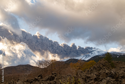 Obraz na płótnie Eruptive vent with lava emis at the top of the Etna volcano w salonie