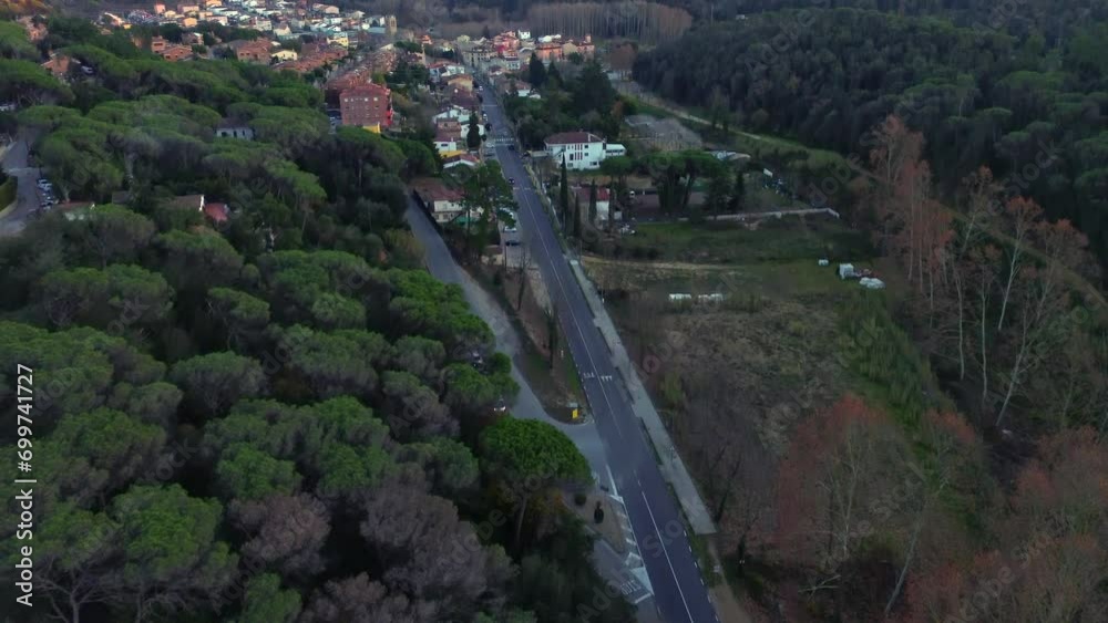 Plano aéreo con dron de pueblo español ubicado en las montañas atardeciendo con carreteras y coches. Plano aéreo con dron de pueblo español ubicado en las montañas atardeciendo con carreteras y coches.