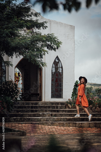 mujer entrando a una iglesia