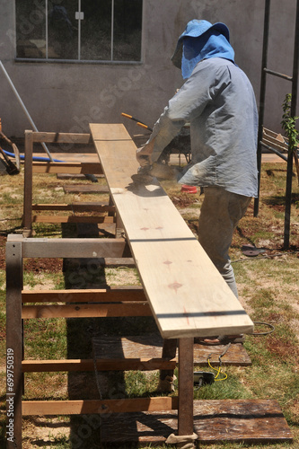 trabalhador lenhador plainando tabua de madeira com ferramenta de trabalho