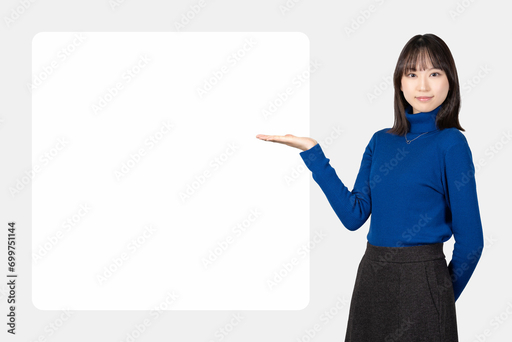手で案内をする女性_背景白枠スペース付き 手で案内をする女性_背景白枠スペース付き