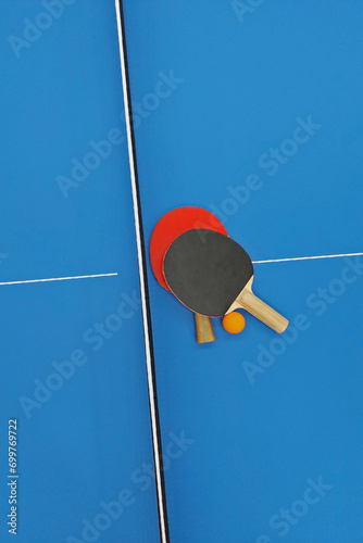 Table tennis bats lying on a table. © PSR