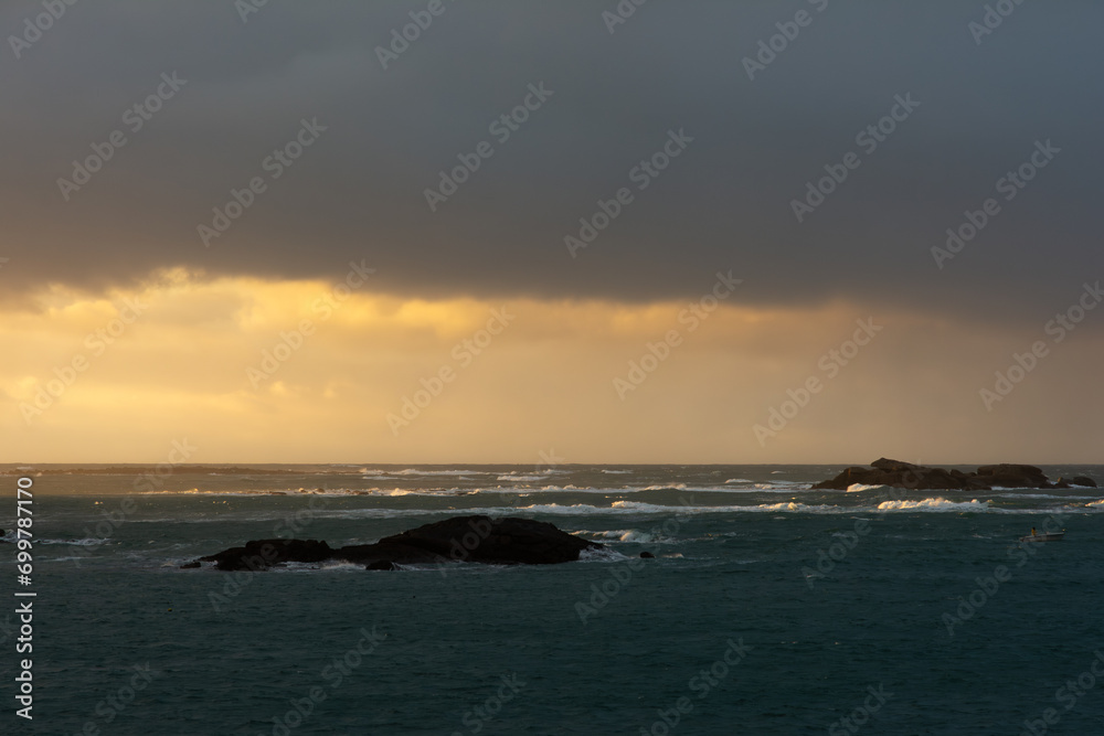 Obraz premium Lumière du soir en hiver sur la côte bretonne-France