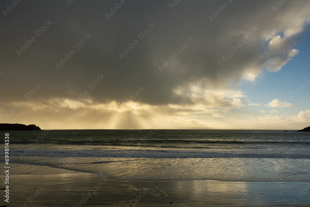 Obraz premium Belles lumières sur la plage Tresmeur de Trébeurden en Bretagne-France