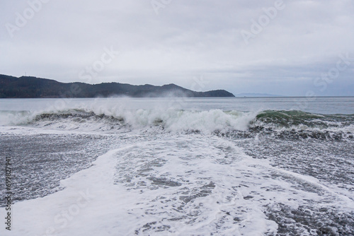 Fototapeta Naklejka Na Ścianę i Meble -  waves crashing on a beach