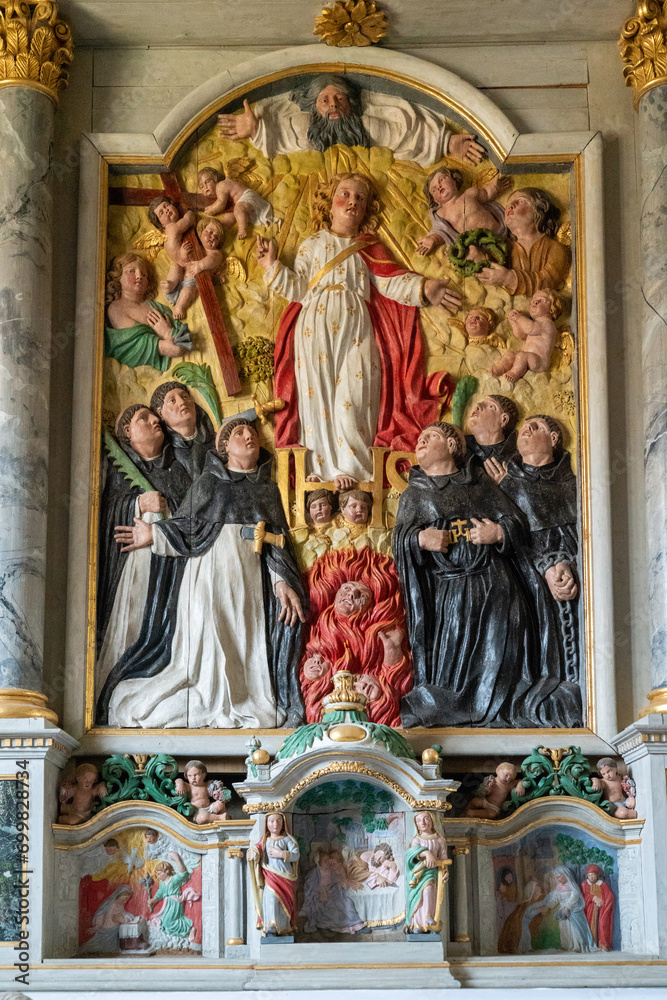 Altar und Heiligenfiguren in einer bretonischen Kirche