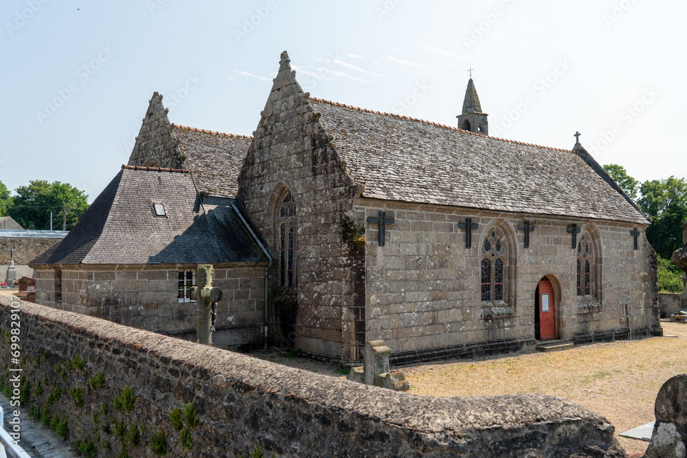 Umfriedeter Pfarbezirk in einem bretonischen Dorf