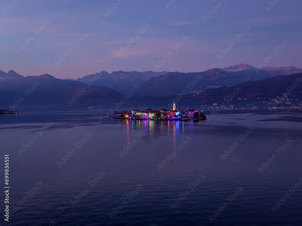 Isole Borromee illuminate e Stresa sul Lago Maggiore al tramonto