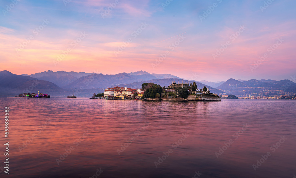Isole Borromee illuminate e Stresa sul Lago Maggiore al tramonto