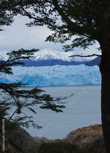 Glaciar Perito moreno en lago argentino con Cordillera de los andes de fondo