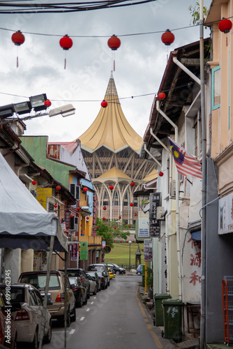 Foto A traditional street leading to a modern building with a distinctive spire in th