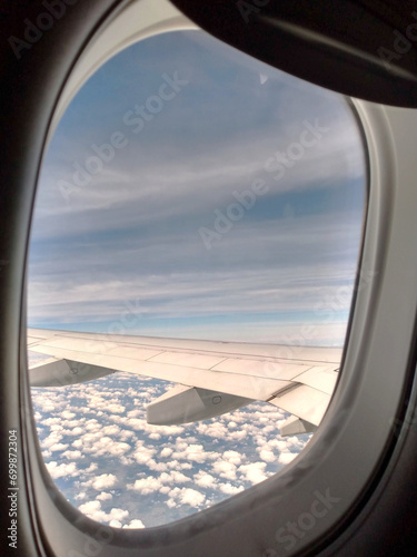 Avión volando, vista desde la ventana