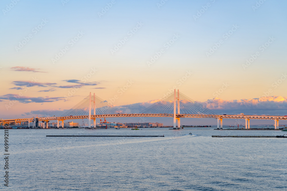 神奈川県横浜市　横浜ベイブリッジと東京湾の夕景
