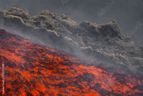 Obraz na płótnie Eruptive vent with lava emis at the top of the Etna volcano w salonie