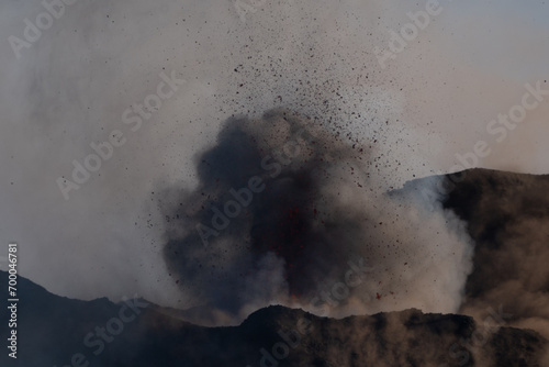Obraz na płótnie Eruptive vent with lava emis at the top of the Etna volcano w salonie
