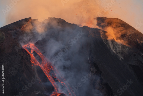Obraz na płótnie Eruptive vent with lava emis at the top of the Etna volcano w salonie