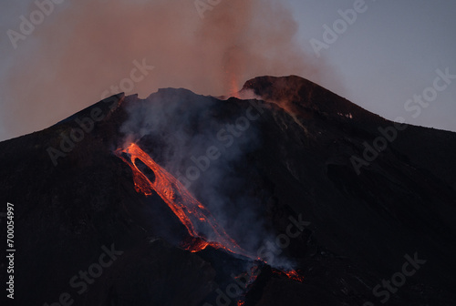 Obraz na płótnie Eruptive vent with lava emis at the top of the Etna volcano w salonie