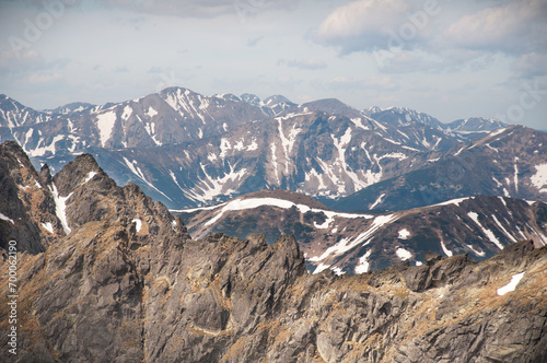 Tatry Wysokie, droga po głazach na Mięguszowiecki Szczyt Wielki i widok na okalające szczyty w stronę Tatr Zachodnich.