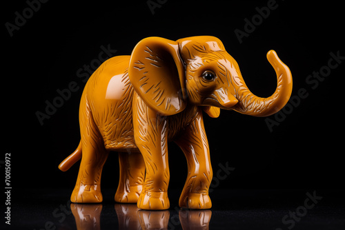 Elefante feito de pedra de ambar amarela isolado no fundo preto