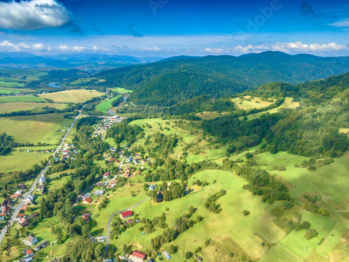 Fototapeta Naklejka Na Ścianę i Meble -  Lot nad Leluchowem latem. Piękny, letni krajobraz.