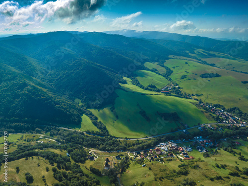 Fototapeta Naklejka Na Ścianę i Meble -  Lot nad Leluchowem latem. Piękny, letni krajobraz.