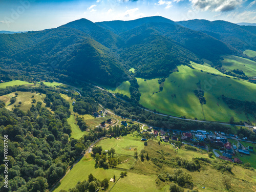 Fototapeta Naklejka Na Ścianę i Meble -  Lot nad Leluchowem latem. Piękny, letni krajobraz.