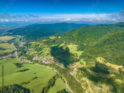 Fototapeta Naklejka Na Ścianę i Meble -  Lot nad Leluchowem latem. Piękny, letni krajobraz.