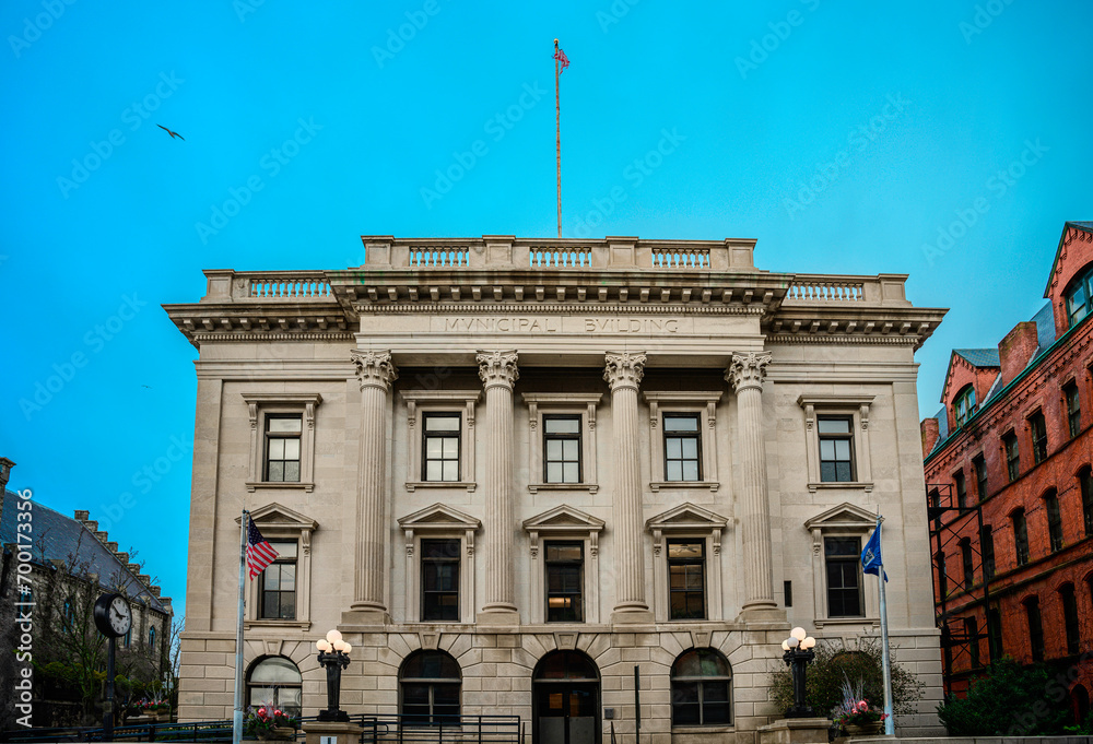 Fototapeta premium New London City Hall in Connecticut, built in 1856 with an imposing classical Beaux-Arts exterior, is one of the oldest continuously used city hall buildings in America