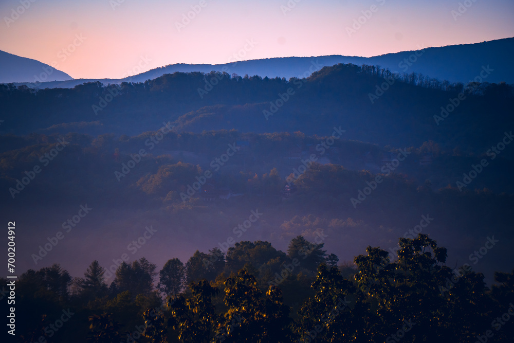 Obraz premium Sunrise over the Great Smoky Mountains in Tennessee. These Blue Ridge mountains are like no other!