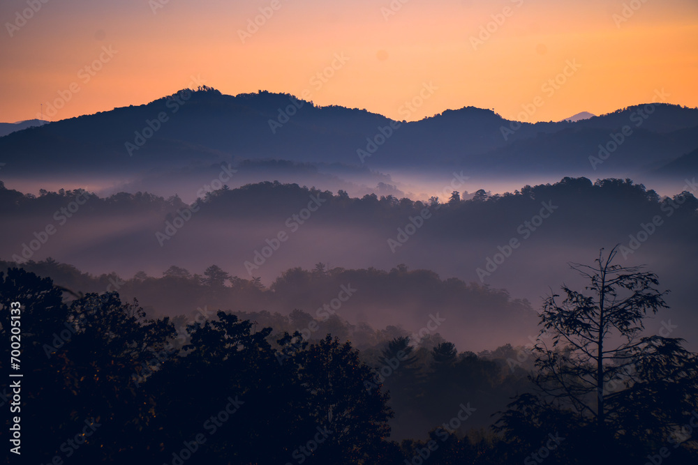 Naklejka premium Sunrise over the Great Smoky Mountains in Tennessee. These Blue Ridge mountains are like no other!