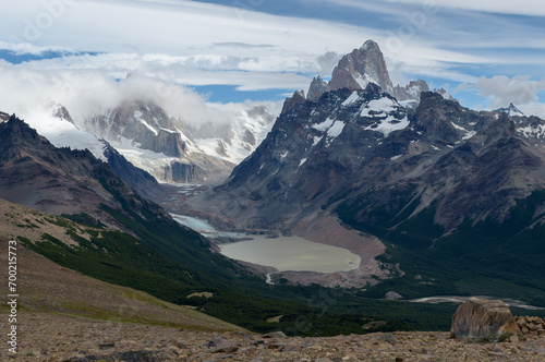 Vista panorámica de laguna torre, cerro torre, cerro fitz roy desde mirador de Loma del Pliegue Tumbado en El Chaltén Argentina