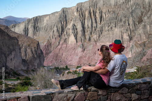 Pareja de novios tomados de la mano admirando las vistas de Iruya, en Santa, Argentina