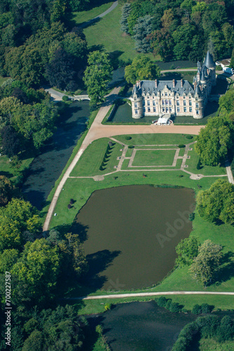 vue aérienne du château d'Esclimont dans l'Eure-et-Loir en France photo