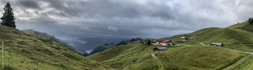 Panorama Blick über die Ackernalm im Geigelstein Gebiet bei bewölktem Wetter, Alpen, Bayern, Deutschland