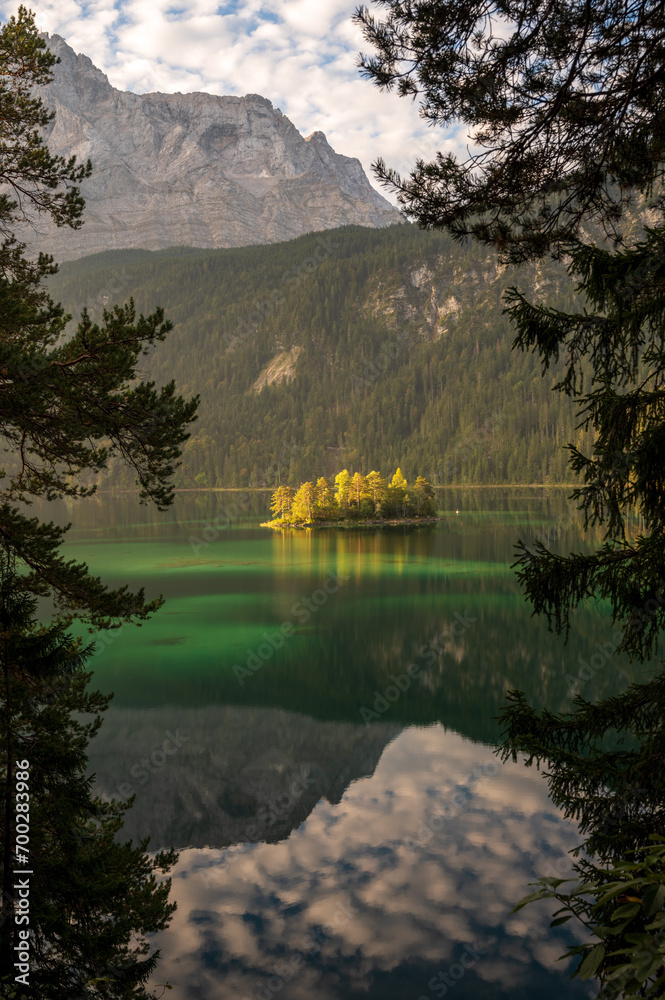 Obraz premium Idyllischer Eibsee in Bayern bei Sonnenaufgang