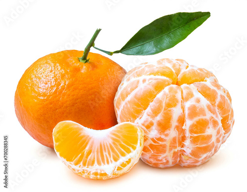 Mandarinen mit und ohne schale isoliert auf weißen Hintergrund, Freisteller