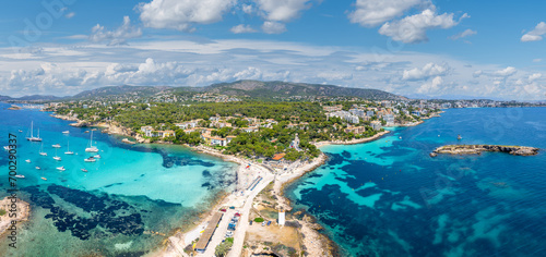 Foto Aerial view with Cala Xinxell and Illetes, Mallorca haven for sun, sand, and sea, offering exclusive leisure in a picturesque setting