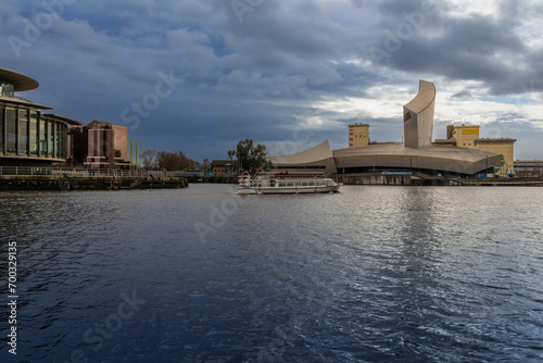 Принти на полотні Tourist Boat Approaching The Imperial War Museum 11