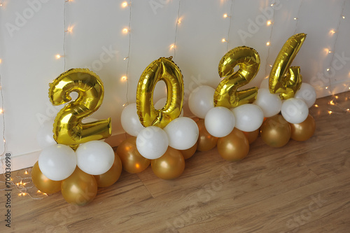 2024, balões dourados de prosperidade com numero 2024, decoração de ano novo douradaa photo