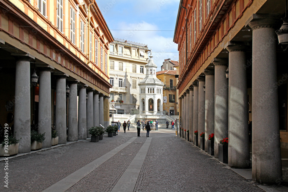 portici neoclassici portano alla fontana termale "La Bollente" ad Acqui Terme (Alessandria) - obrazy, fototapety, plakaty 