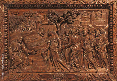 Gesù e la Samaritana; rilievo in legno conservato nel complesso monumentale di Santa Croce a Bosco Marengo (Alessandria) photo