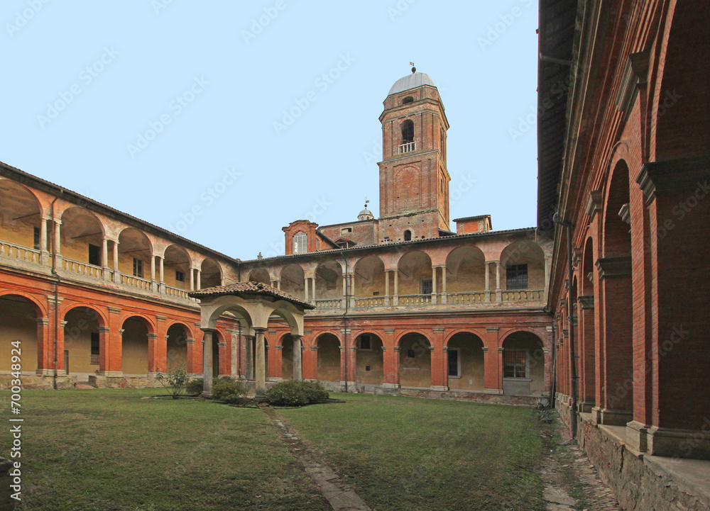 chiostro del complesso monumentale di Santa Croce a Bosco Marengo (Alessandria)
