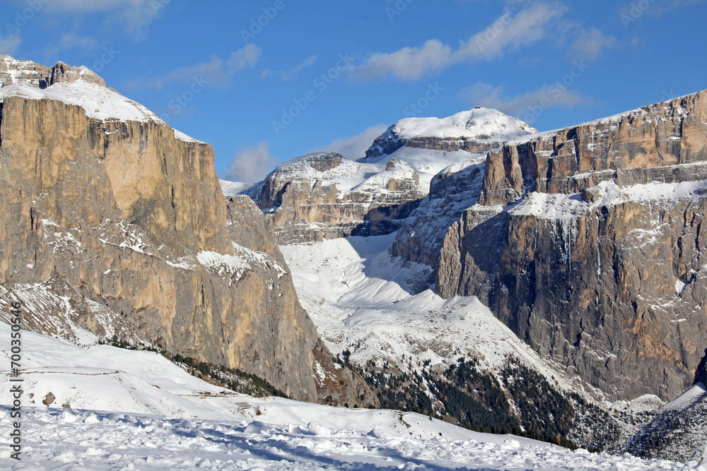 il solco della Val Las Sties taglia profondamente il  gruppo del Sella (Dolomiti di Fassa, Trentino)