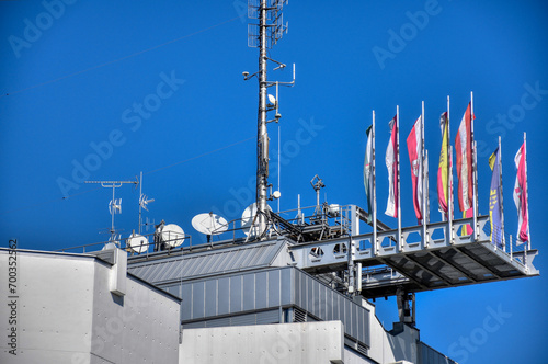Plattform, Antenne, Parabol, Schüssel, Sat-Schüssel, Satellitenantenne, Offsetantenne, Empfangsantennen, UHF, Richtantenne, Ku-Band, UHF-Antenne, Yagi, Drahtantenne, DVB-T2, Mast, Fahnenmast, Fahnen,  photo