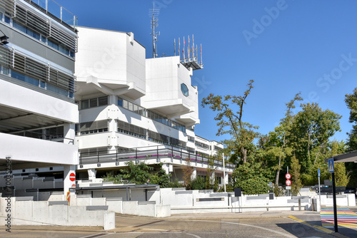 Haus, Gebäude, Architektur, ORF, Zentrum, Zentrale, ORF-Zentrum, Wien, Küniglberg, Radio, Fernsehen, TV, Stockwerk, Etage, Betriebsgebäude, Information, öffentlich-rechtlich, Beton, Geometrie, Fenster
