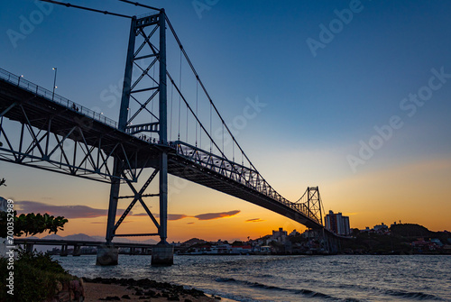 lindo pôr-do-sol e a ponte Hercílio Luz de Florianopolis SC Brasil Florianópolis