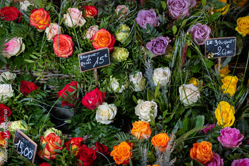 Des fleurs de rose à vendre sur un marché photo