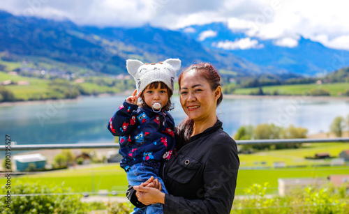 Maman et sa fille devant le lac de la Gruyère en Suisse